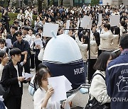 한국외대 면접고사 입장하는 수험생들