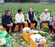 배추밭 간담회하는 한덕수 총리