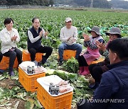 배추밭 간담회하는 한덕수 총리