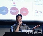 [포토]기업설명회, '취재진 질문에 답하는 백종원 더본코리아 대표이사'