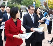 기업은행, 중기부와 IBK中企재직자우대저축 첫 가입고객 축하행사 실시