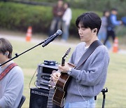 적재, 한강 버스킹…신보 타이틀 곡 깜짝 공개까지