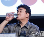 백종원 더본코리아 대표이사 '목 축이고'