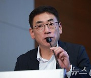 '더본코리아 기업설명회' 질문에 답하는 강석천 상무이사