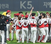 KIA, 삼성 꺾고 7년 만에 통합 우승 'V12'…시리즈 MVP 김선빈(종합)