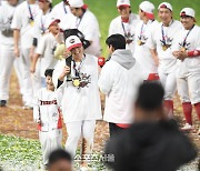 [포토] 삐끼삐끼 춤 추는 한국시리즈 MVP 김선빈