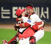 [포토] 얼싸안는 정해영-김태군 '한국시리즈 우승이다!'