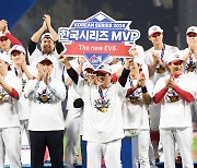 [포토] KIA 타이거즈 김선빈 '한국시리즈 MVP"