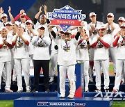 [포토] KIA 타이거즈 김선빈 '한국시리즈 MVP"