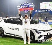 [포토] 한국시리즈 MVP 김선빈 'EV6 앞에서 포즈"