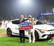 [포토] 한국시리즈 MVP 김선빈 'EV6와 함께"