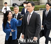 대답 없는 이재용 회장...'부당 합병 항소심 공판 출석'  [TF사진관]