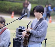 적재, 신곡 '그리워' 한강에서 기습 공개