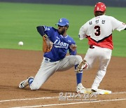 [포토] 김선빈, 공보다 빠르게