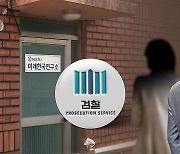 검찰, '불법 여론조사 의혹' 미래한국연구소 대표 이틀째 소환 조사