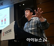 [아이포토]상장 앞둔 더본코리아…백종원 대표, IPO 기자간담회 개최