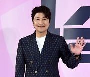 [포토] 송강호, '부드러운 손인사~'