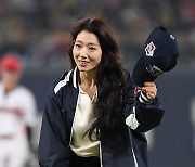 박신혜 시구 ‘아름다운 마무리’ [MK포토]