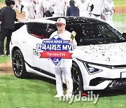 [MD포토] 김선빈, '한국시리즈 MVP 자동차 받았어요'