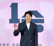 포즈 취하는 송강호