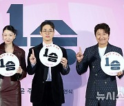 포즈 취하는 1승 주역들