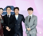 포즈 취하는 1승 주역들