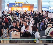 "연예인이 벼슬이냐"…인천공항 '전용 출입문' 전격 철회