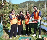 [게시판] ㈜한화 임직원, 경기 포천 사과 농가서 '농촌 일손돕기'