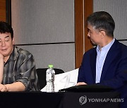 대화하는 백종원 대표와 강석원 공동 대표