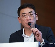 취재진 질문에 답하는 강석천 더본코리아 상무이사