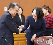 한승수 전 총리와 인사하는 강인선 외교차관