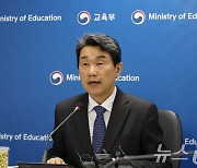 의대생 '조건없는 휴학 승인' 신호탄 되나…이주호, 총장 간담회