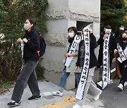 학폭 자녀 문제 놓인 이영경 성남시의원, 학교운영위원장 해임 촉구 위해 모인 학부모들