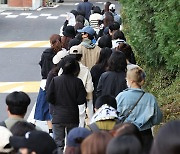 이영경 시의원 학교운영위원장 해임 촉구 위해 학교 들어가는 학부모들