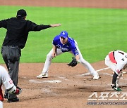 '차라리 안타 맞았으면 덜 억울했다' 1차전 악몽의 재림, 폭투에 또한번 피눈물[KS 승부처]