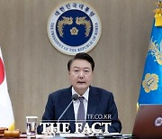 尹 "지지율 일희일비 않겠다"→"엄중한 상황"…10%대 추락 막을까