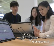 [에듀플러스][단독]“AI 디지털교과서 검정 심사 심각한 오류…타 출판사 교과서로 심사하고 같은 기술에 다른 점수”