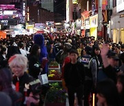 [현장] "신나게 놀자"→ "살피며 즐기자"... '이태원 그날'이 바꾼 거리축제 분위기