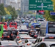 “한국이 이런 나라일 줄 몰랐다”...집회 소음에 외국인 필수품이 ‘이어폰’이라니 [기자24시]