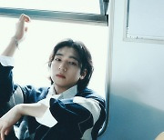 DAY6 성진, 솔로 데뷔 앨범 ‘30’ 콘셉트 포토 최초 공개…따스한 매력