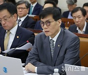 질의에 답하는 이창용 한국은행 총재