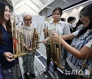 전통악기 앙클룽 연주하는 인도네시아 부스 관계자들