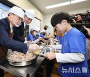 앞치마 두른 정근식 "교원·학생·학부모 이야기 적극 경청할 것"