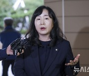 질문에 답하는 김정선 변호사