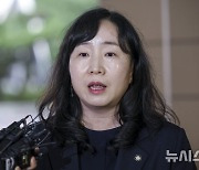 질문에 답하는 김정선 변호사