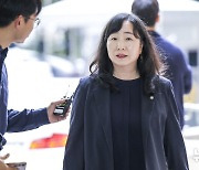 '연세대 수시모집 논술 문제 유출 의혹' 관련 가처분 소송 재판 출석하는 김정선 변호사