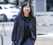 '연세대 수시모집 논술 문제 유출 의혹' 관련 효력 정지 가처분 소송 재판 출석하는 김정선 변호사