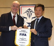 정몽규 힘 실어준 FIFA 회장…"KFA 모범적"