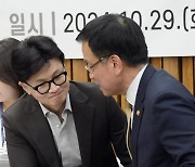 악수하는 한동훈 대표-최상목 경제부총리