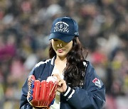 박신혜, '한국시리즈 5차전 시구 신중하게' [사진]